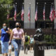 အမေရိကန်နိုင်ငံ နယူးယောက်မြို့၌ နှာခေါင်းစည်း ဝတ်ဆင်၍ သွားလာနေသူများအား တွေ့ရစဉ်(ဆင်ဟွာ)
