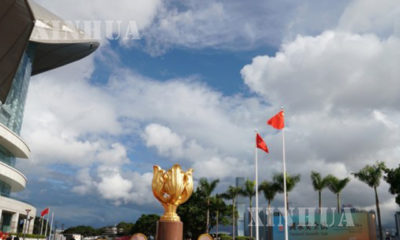 တရုတ်နိုင်ငံ ဟောင်ကောင်အထူးအုပ်ချုပ်ခွင့်ရဒေသ ဟောင်ကောင်မြို့ရှိ Golden Bauhinia ရင်ပြင်၌ ဇူလိုင် ၁ ရက်က ကျင်းပသည့် အမိမြေသို့ ဟောင်ကောင်ပြန်လည်ရောက်ရှိခြင်း ၂၃ နှစ်မြောက် အလံတင်အခမ်းအနားတွင် တရုတ်နိုင်ငံတော်အလံ လွှင့်ထူထားသည်ကို တွေ့ရစဉ်(ဆင်ဟွာ)