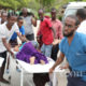 ဆိုမာလီယာနိုင်ငံ မိုဂါဒစ်ရှူးမြို့ရှိ ဟိုတယ်တစ်လုံးတိုက်ခိုက်ခံရမှုအတွင်း ဒဏ်ရာရသူများအား ဆေးရုံသို့ပို့ဆောင်ပေးနေစဉ် (ဆင်ဟွာ)