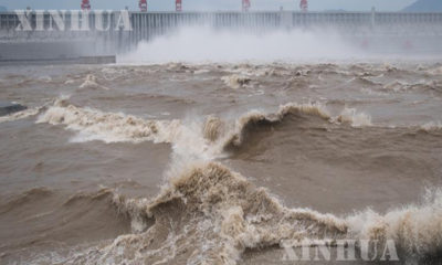 တရုတ်နိုင်ငံ အလယ်ပိုင်း ဟူပေပြည်နယ်ရှိ Three Gorges ရေလှောင်တမံမှ ရေများ စီးထွက်နေသည်ကို တွေ့ရစဉ် (ဆင်ဟွာ)