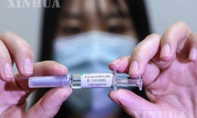 တရုတ်နိုင်ငံ ပေကျင်းမြို့တော်ရှိ Sinopharm ၏ ကာကွယ်ဆေးထုတ်လုပ်ရေးစက်ရုံတွင် COVID-19 ကာကွယ်ဆေး (inactivated vaccine) နမူနာပြသနေစဉ် (ဆင်ဟွာ)