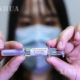 တရုတ်နိုင်ငံ ပေကျင်းမြို့တော်ရှိ Sinopharm ၏ ကာကွယ်ဆေးထုတ်လုပ်ရေးစက်ရုံတွင် COVID-19 ကာကွယ်ဆေး (inactivated vaccine) နမူနာပြသနေစဉ် (ဆင်ဟွာ)