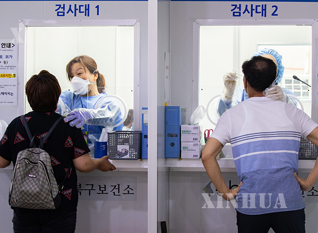 တောင်ကိုရီးယားနိုင်ငံ ဆိုးလ်မြို့ရှိ ကျန်းမာရေးစင်တာတစ်ခုတွင် ရောဂါစစ်ဆေး စမ်းသပ်မှုခံယူနေသူများ အားတွေ့ရစဉ် (ဆင်ဟွာ)