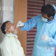 အိန္ဒိယနိုင်ငံ၌ ဆေးဘက်ဆိုင်ရာ ဝန်ထမ်း တစ်ဦးက ဈေးသည်တစ်ဦးအား COVID-19 ရောဂါ ရှိ/မရှိ စစ်ဆေးရန် ဓာတ်ခွဲနမူနာ ရယူနေစဉ်(ဆင်ဟွာ)