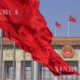 တရုတ်နိုင်ငံ ပေကျင်းမြို့ ထျန်အန်းမင်ရင်ပြင်တွင် တရုတ်နိုင်ငံတော်အလံလွှင့်ထူထားသည်ကို မေ ၂၂ ရက်က တွေ့ရစဉ်(ဆင်ဟွာ)