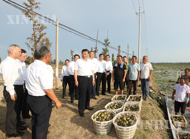 တရုတ်နိုင်ငံ သမ္မတ၊ တရုတ်ကွန်မြူနစ်ပါတီ ဗဟိုကော်မတီ အထွေထွေအတွင်းရေးမှူးနှင့် ဗဟိုစစ်ကော်မရှင် ဥက္ကဋ္ဌ ရှီကျင့်ဖိန် နိုင်ငံအရှေ့ပိုင်း အန်းဟွေးပြည်နယ်ရှိ ရေကြီးရေလျှံမှု ထိန်းချုပ်ရေး ဒေသတွင်းဆောင်ရွက်ချက်များကို လေ့လာခြင်းနှင့် ဒေသခံများအား တွေ့ဆုံနေစဉ် (ဆင်ဟွာ)