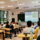 တရုတ်နိုင်ငံ အလယ်ပိုင်း ဟူပေပြည်နယ် ဝူဟန့်မြို့ရှိ ဝူဟန့်တက္ကသိုလ်တွင် ရူပဗေဒဘာသာရပ် ပို့ချချက်ကို တက်ရောက်သင်ကြားနေသည့် ကျောင်းသားများအား တွေ့ရစဉ် (ဆင်ဟွာ)
