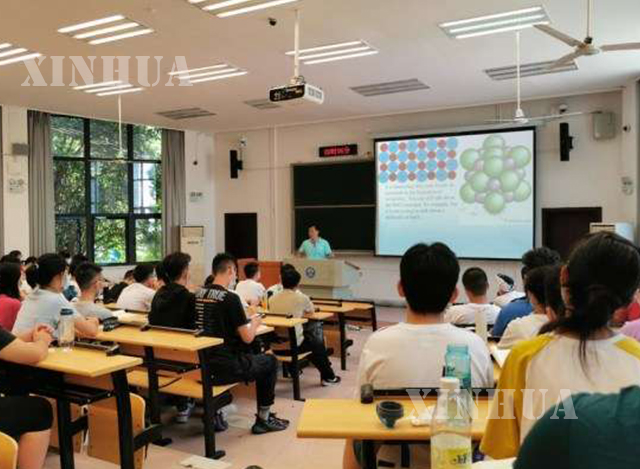 တရုတ်နိုင်ငံ အလယ်ပိုင်း ဟူပေပြည်နယ် ဝူဟန့်မြို့ရှိ ဝူဟန့်တက္ကသိုလ်တွင် ရူပဗေဒဘာသာရပ် ပို့ချချက်ကို တက်ရောက်သင်ကြားနေသည့် ကျောင်းသားများအား တွေ့ရစဉ် (ဆင်ဟွာ)