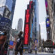 အမေရိကန်နိုင်ငံ နယူးယောက်မြို့ရှိ Times Square တွင် လမ်းလျှောက်နေသူများအား တွေ့ရစဉ် (ဆင်ဟွာ)