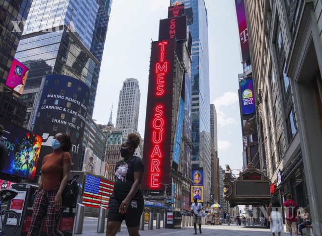 အမေရိကန်နိုင်ငံ နယူးယောက်မြို့ရှိ Times Square တွင် လမ်းလျှောက်နေသူများအား တွေ့ရစဉ် (ဆင်ဟွာ)