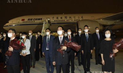 တရုတ်နိုင်ငံ ပေကျင်းမြို့သို့ ပြန်လည်ရောက်ရှိလာသော ဟူစတန်ကောင်စစ်ဝန်ရုံးမှ ဝန်ထမ်းများအား လေဆိပ်တွင် တွေ့ရစဉ်(ဆင်ဟွာ)