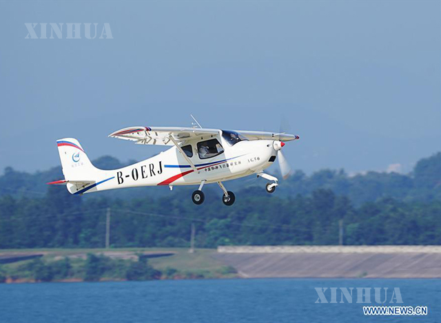 တရုတ်နိုင်ငံ အလယ်ပိုင်း ဟူပေပြည်နယ် ကျင်းမန်မြို့တွင် Lingyan AG50 အပျော်စီးလေယာဉ် ပွဲဦးထွက်ပျံသန်းနေသည်ကို ဩဂုတ် ၂၆ ရက်က တွေ့ရစဉ် (ဆင်ဟွာ)