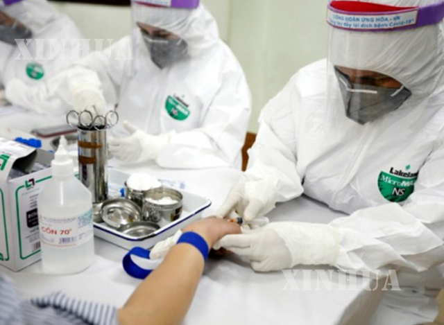 ဗီယက်နမ်နိုင်ငံ ဟနွိုင်းမြို့၌ ဆေးဝန်ထမ်းများက ဒါနန်မှပြန်လာသူများ အား COVID-19ရောဂါ စစ်ဆေးမှုများ ပြုလုပ်ပေးနေသည်ကို ဇူလိုင် ၃၁ ရက်က တွေ့ရစဉ်(ဆင်ဟွာ)