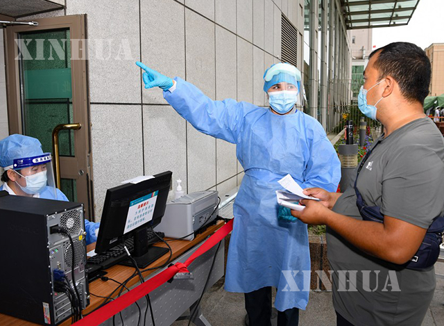 တရုတ်နိုင်ငံ အနောက်မြောက်ပိုင်း ရှင်းကျန်းဝေဂါကိုယ်ပိုင်အုပ်ချုပ်ခွင့်ရဒေသ ဝူးလူမုချီဆေးရုံတွင် တာဝန်ရှိသူတစ်ဦးက ကုသရေးလမ်းညွှန်ချက်ပေးနေသည်ကို ဇူလိုင် ၂၁ ရက်က တွေ့ရစဉ်(ဆင်ဟွာ)