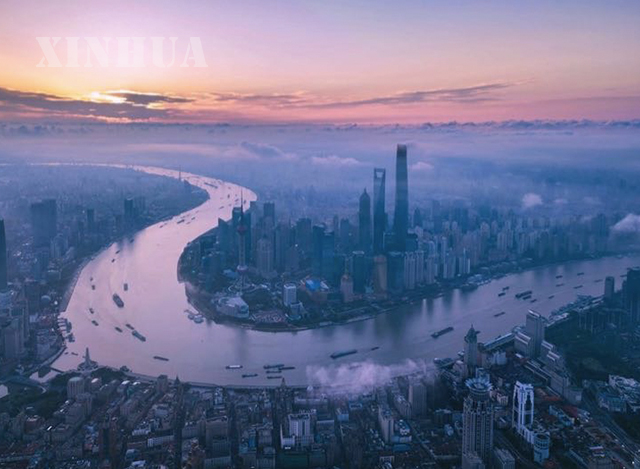တရုတ်နိုင်ငံအရှေ့ပိုင်းရှန်ဟိုင်းမြို့မြင်ကွင်းအားနံနက်ခင်းတစ်ခုတွင် အပေါ်စီးမှ တွေ့မြင်ရစဉ်(ဆင်ဟွာ)