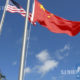 တရုတ်နိုင်ငံ အလံ (ယာ) နှင့် အမေရိကန်နိုင်ငံ အလံများအား တွေ့ရစဉ် (ဆင်ဟွာ)