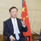 တရုတ်နိုင်ငံကွန်မြူနစ်ပါတီ ဗဟိုကော်မတီ နိုင်ငံရေးဗျူရိုအဖွဲ့ဝင် ၊ ပြည်ပရေးရာကော်မရှင်ရုံး ညွှန်ကြားရေးမှူး ယန်ကျဲ့ချီ အား မြင်တွေ့ရစဉ်(ဆင်ဟွာ)