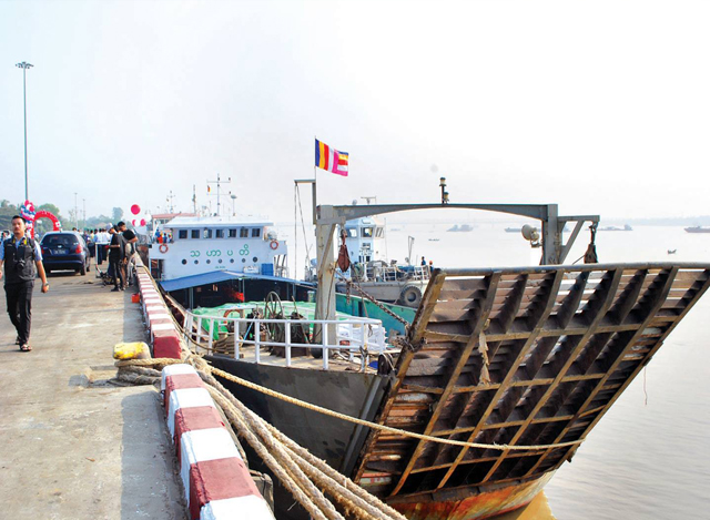 ကိုကိုကျွန်းသို့ထွက်မည့်သင်္ဘောအားတွေ့ရစဉ် (ဓာတ်ပုံ--MOI)