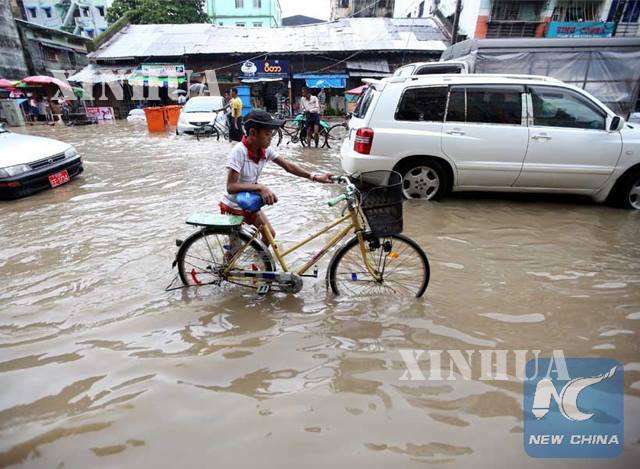 ၂၀၁၈ ခုနှစ် တွင် ရန်ကုန်မြို့ ၌ မိုးရွာသွန်းပြီးနောက် ရေကြီးရေလျှံမှုတစ်ခုအားတွေ့ရစဉ် (ဆင်ဟွာ)