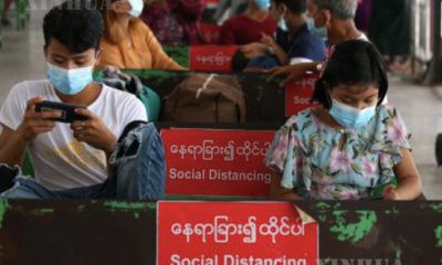 ရန်ကုန်ဘူတာကြီးတွင် Social Distancing ဖြင့် ရထားစောင့်နေသူတို့အားတွေ့ရစဉ် (ဆင်ဟွာ)