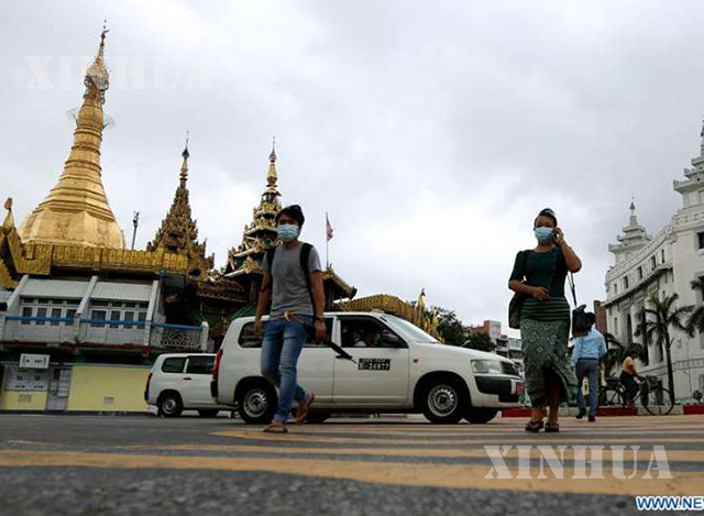 နှာခေါင်းစည်းဖြင့်သွားလာနေသူအချို့အားတွေ့ရစဉ် (ဆင်ဟွာ)