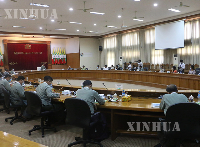 ပြည်ထောင်စု ရွေးကောက်ပွဲ ကော်မရှင်ထံ မြန်မာနိုင်ငံ သတင်းမီဒီယာ ကောင်စီက ရွေးကောက်ပွဲ လမ်းညွှန်စာအုပ်များ ပေးအပ်ပွဲ ကျင်းပနေစဉ် (ဆင်ဟွာ)