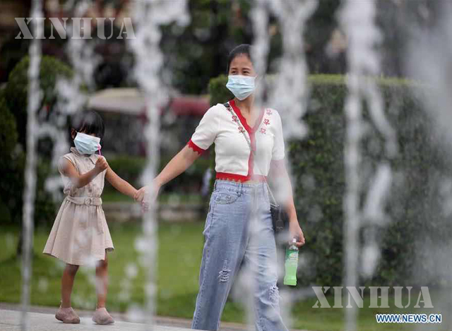 COVID-19 ရောဂါကူးစက်ပျံ့နှံ့မှုကိုကာကွယ်နိုင်ရန် ရန်ကုန်မြို့အတွင်းနှာခေါင်းစည်းများ တပ်ဆင်သွားလာနေမှုအား တွေ့ရစဉ် (ဆင်ဟွာ)