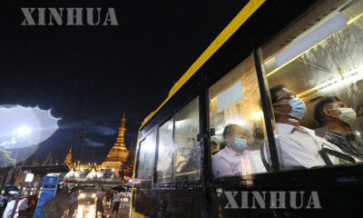 ရန်ကုန်မြို့တွင် နှာခေါင်းစည်းဖြင့် ဘတ်စ်ကားစီးနေသူအားတွေ့ရစဉ် (ဆင်ဟွာ)