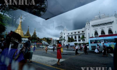 ရန်ကုန်မြို့တွင် နှာခေါင်းစည်းဖြင့်သွားလာနေသူတစ်ချို့အားတွေ့ရစဉ် (ဆင်ဟွာ)