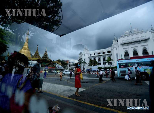 ရန်ကုန်မြို့တွင် နှာခေါင်းစည်းဖြင့်သွားလာနေသူတစ်ချို့အားတွေ့ရစဉ် (ဆင်ဟွာ)