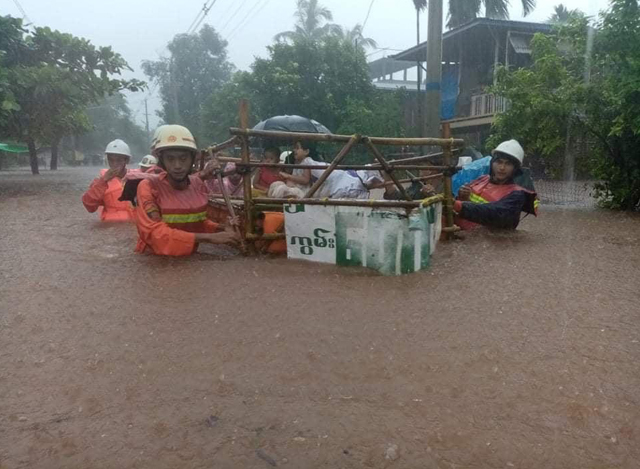 မွန်ပြည်နယ် မုဒုံမြို့နယ် ရေကြီးမှု တွင် မီးသတ်တပ်ဖွဲ့ဝင်များမှ ကယ်ဆယ်ရေးဆောင်ရွက်စဉ် (ဓာတ်ပုံ-- Myanmar Fire Service Department)