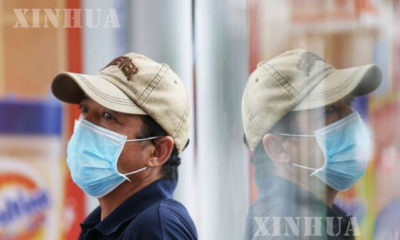 ရန်ကုန်မြို့တွင် နှာခေါင်းစည်းဖြင့် သွားလာနေသူတစ်ဦးအားတွေ့ရစဉ် (ဆင်ဟွာ)