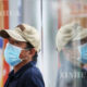 ရန်ကုန်မြို့တွင် နှာခေါင်းစည်းဖြင့် သွားလာနေသူတစ်ဦးအားတွေ့ရစဉ် (ဆင်ဟွာ)