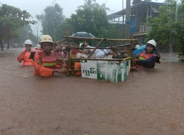မွန်ပြည်နယ် မုဒုံမြို့နယ်အတွင်း ရေကြီးရေလျှံမှုများကြောင့် ရေဘေးလွတ်ရာသို့ ကူညီပြောင်းရွှေ့ပေးနေသည်ကို ဩဂုတ် ၂၂ ရက်က တွေ့ရစဉ်(ဓာတ်ပုံ - Myanmar Fire Services Department)