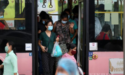 ရန်ကုန်မြို့၌ နှာခေါင်းစည်း တပ်ဆင်၍ ဘတ်စ်ကား စီးနင်းသွားလာသူများအား တွေ့ရစဉ်(ဆင်ဟွာ)