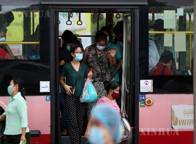 ရန်ကုန်မြို့၌ နှာခေါင်းစည်း တပ်ဆင်၍ ဘတ်စ်ကား စီးနင်းသွားလာသူများအား တွေ့ရစဉ်(ဆင်ဟွာ)