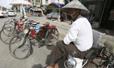 နှာခေါင်းစည်းဖြင့် ဆိုက်ကားဆရာတစ်ဦးအားတွေ့ရစဉ် (ဆင်ဟွာ)