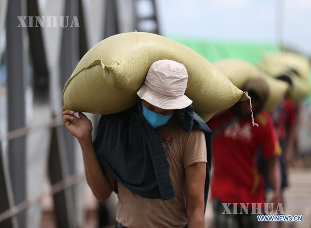 နှာခေါင်းစည်းဖြင့်အလုပ်လုပ်နေသူများအားတွေ့ရစဉ် (ဆင်ဟွာ)