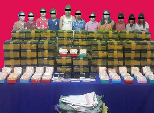 သက်သေခံပစ္စည်းများနှင့်အတူ ဖမ်းဆီးရမိသူများအား တွေ့ရစဉ်(ဓာတ်ပုံ - CCDAC Myanmar)