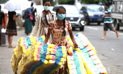 ရန်ကုန်မြို့၌ နှာခေါင်းစည်း တပ်ဆင်သွားလာနေသူများအား တွေ့ရစဉ်(ဆင်ဟွာ)