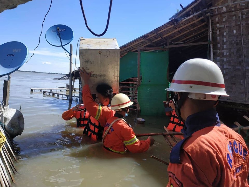 မန္တလေးတိုင်းဒေသကြီး ညောင်ဦးမြို့ ဧရာဝတီမြစ်ကမ်းဘေးရှိ နေအိမ်တစ်လုံးတွင် ဇူလိုင် ၃၁ ရက်က ရေဝင်ရောက်သဖြင့် ယာယီရေဘေးရှောင်စခန်းသို့ ကူညီရွှေ့ပြောင်းနေမှုများအား တွေ့ရစဉ်(ဓာတ်ပုံ - Myanmar Fire Services Department)