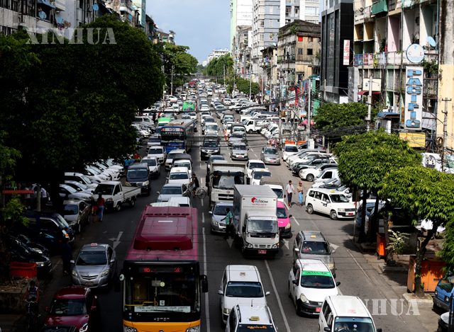 ရန်ကုန်မြို့တွင်း၌ သွားလာလျက်ရှိသော ယာဉ်များအား တွေ့ ရစဉ် (ဆင်ဟွာ)