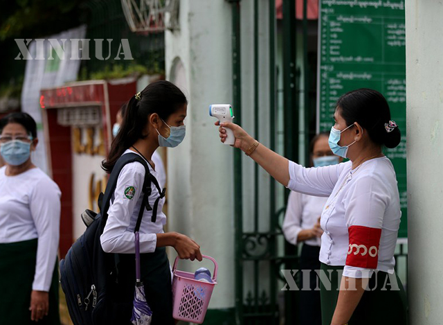 ရန်ကုန်မြို့ရှိ အခြေခံပညာအထက်တန်းကျောင်းတစ်ကျောင်း၌ ကျောင်းအတွင်းသို့ မဝင်ရောက်မီ ကိုယ်ပူချိန် တိုင်းတာနေမှုအား ဇူလိုင် ၂၁ ရက်တွင် တွေ့ရစဉ် (ဆင်ဟွာ)