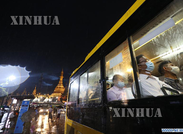ရန်ကုန်မြို့၌ ဘတ်စ်ကားစီးသူများ နှာခေါင်းစည်းတပ်ဆင်၍ သွားလာနေသည်ကိုတွေ့ရစဉ် (ဆင်ဟွာ)