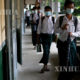ရန်ကုန်မြို့ရှိ အခြေခံပညာအထက်တန်းကျောင်း တစ်ကျောင်းတွင် နှာခေါင်းစည်းများ တပ်ဆင်ထားသော ကျောင်းသားများအား တွေ့ရစဉ်(ဆင်ဟွာ)