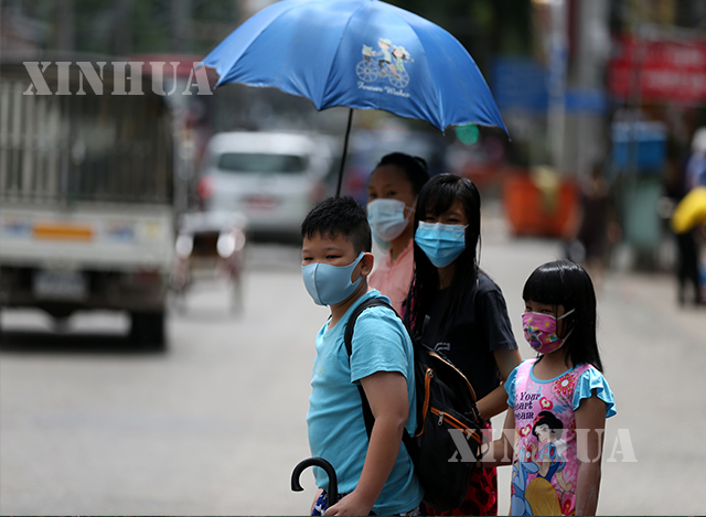 ရန်ကုန်မြို့၌ နှာခေါင်းစည်း တပ်ဆင်သွားလာသူများအား တွေ့ရစဉ်(ဆင်ဟွာ)