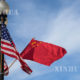 တရုတ်နိုင်ငံတော်အလံ (ယာ) နှင့် အမေရိကန် နိုင်ငံတော်အလံ အား အတူတကွ တွေ့ရစဉ် (ဆင်ဟွာ)