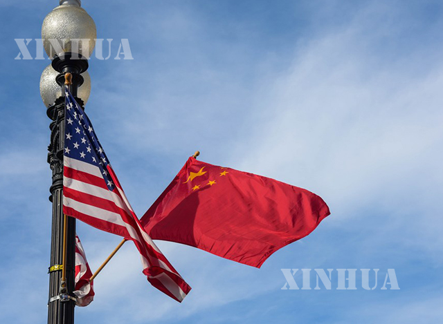 တရုတ်နိုင်ငံတော်အလံ (ယာ) နှင့် အမေရိကန် နိုင်ငံတော်အလံ အား အတူတကွ တွေ့ရစဉ် (ဆင်ဟွာ)