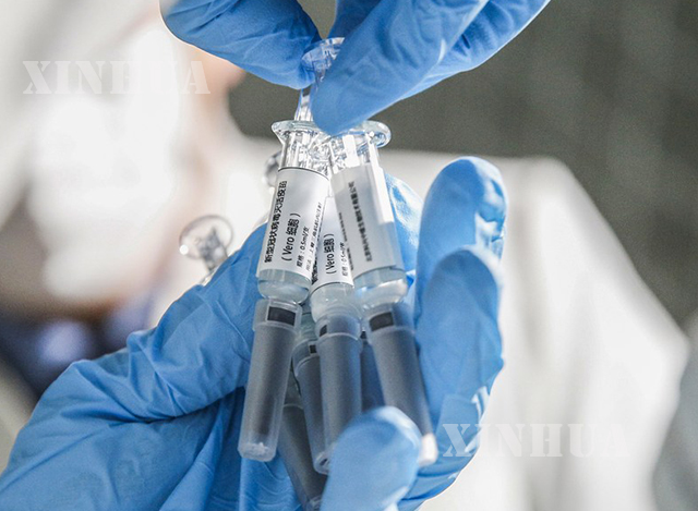 တရုတ်နိုင်ငံ ပေကျင်းမြို့တော်တွင် Sinovac Biotech လီမိတက်၌ COVID-19 ကာကွယ်ဆေး (COVID-19 inactivated vaccine) နမူနာကို ဝန်ထမ်းတစ်ဦးက ပြသနေစဉ် (ဆင်ဟွာ)