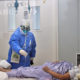 ပေကျင်း Ditan ဆေးရုံရှိ ကြပ်မတ်ကုသဆောင်၌ COVID-19 လူနာတစ်ဦးအား ဩဂုတ် ၁၆ ရက်က ကုသမှုပြုလုပ်ပေးနေစဉ်(ဆင်ဟွာ)